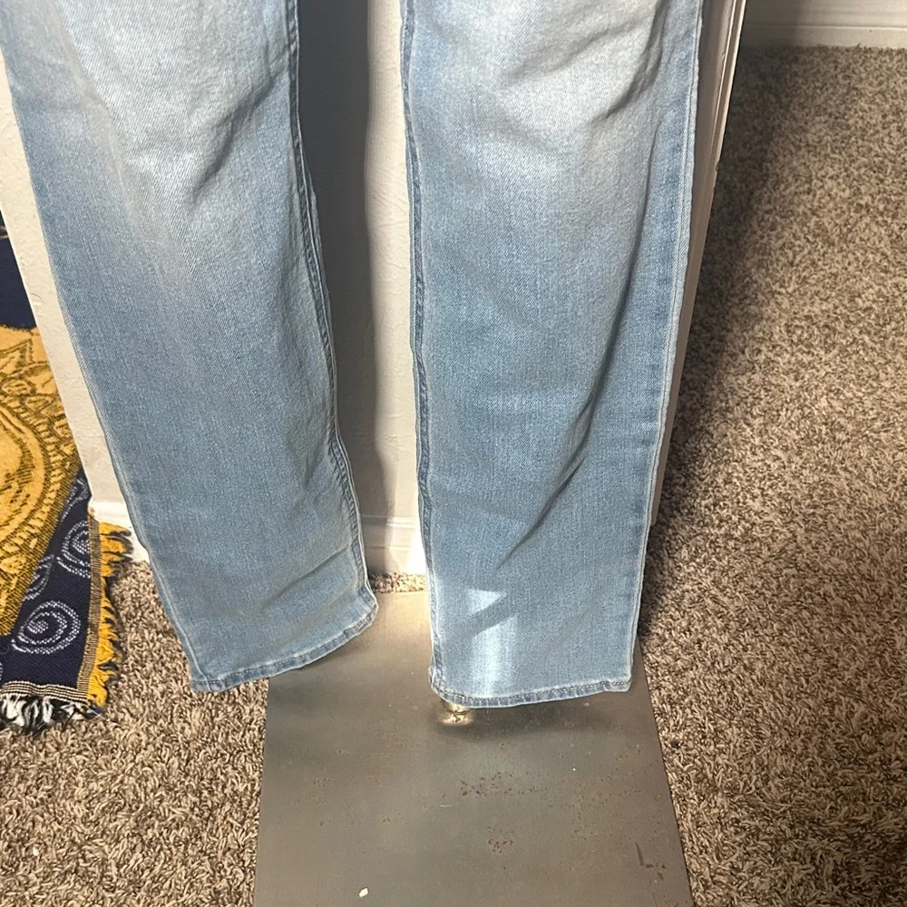 Old Navy Women's Light Blue Straight Leg Jeans - Picture 4 of 5